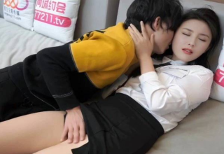 Anh trai dẫn dắt em gái ngây thơ khám phá dục vọng